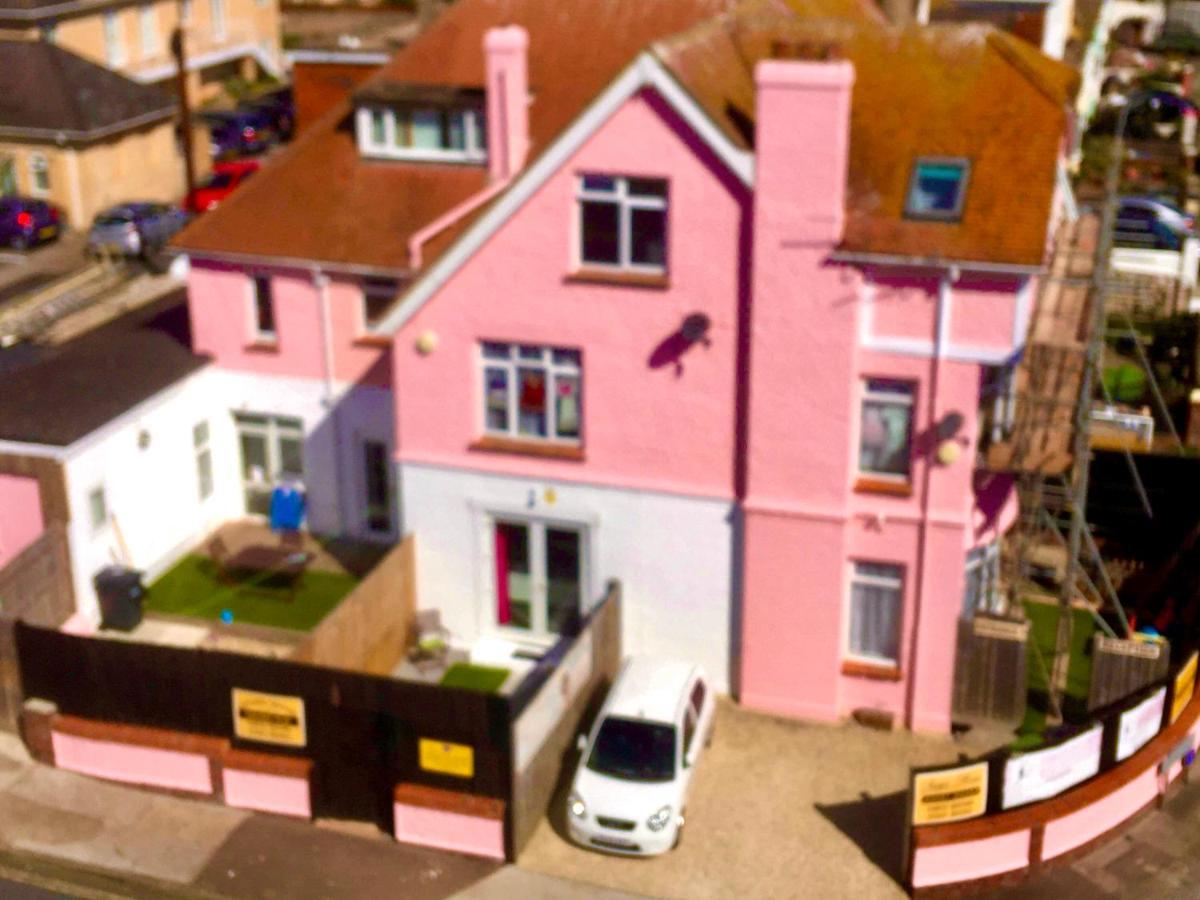 Barbie House ,Opposite The Beach & Paignton Pier , 2 Bedroom Apartment With Private Car Space & Garden , Free Access Next Door To The Stunning Ballet & Make Up School & A Beautiful Ladys Beauty Salon (Adults Only) Экстерьер фото