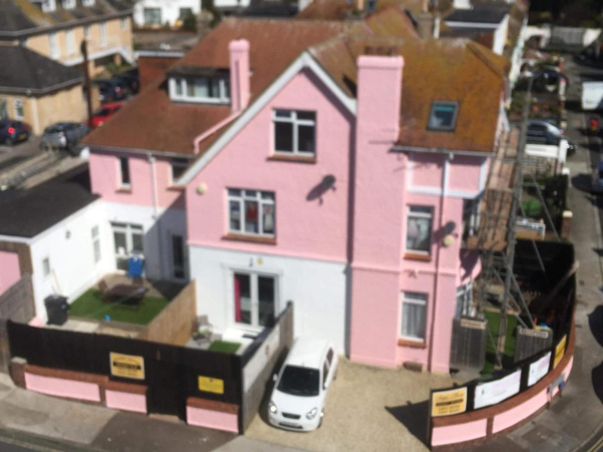Barbie House ,Opposite The Beach & Paignton Pier , 2 Bedroom Apartment With Private Car Space & Garden , Free Access Next Door To The Stunning Ballet & Make Up School & A Beautiful Ladys Beauty Salon (Adults Only) Экстерьер фото