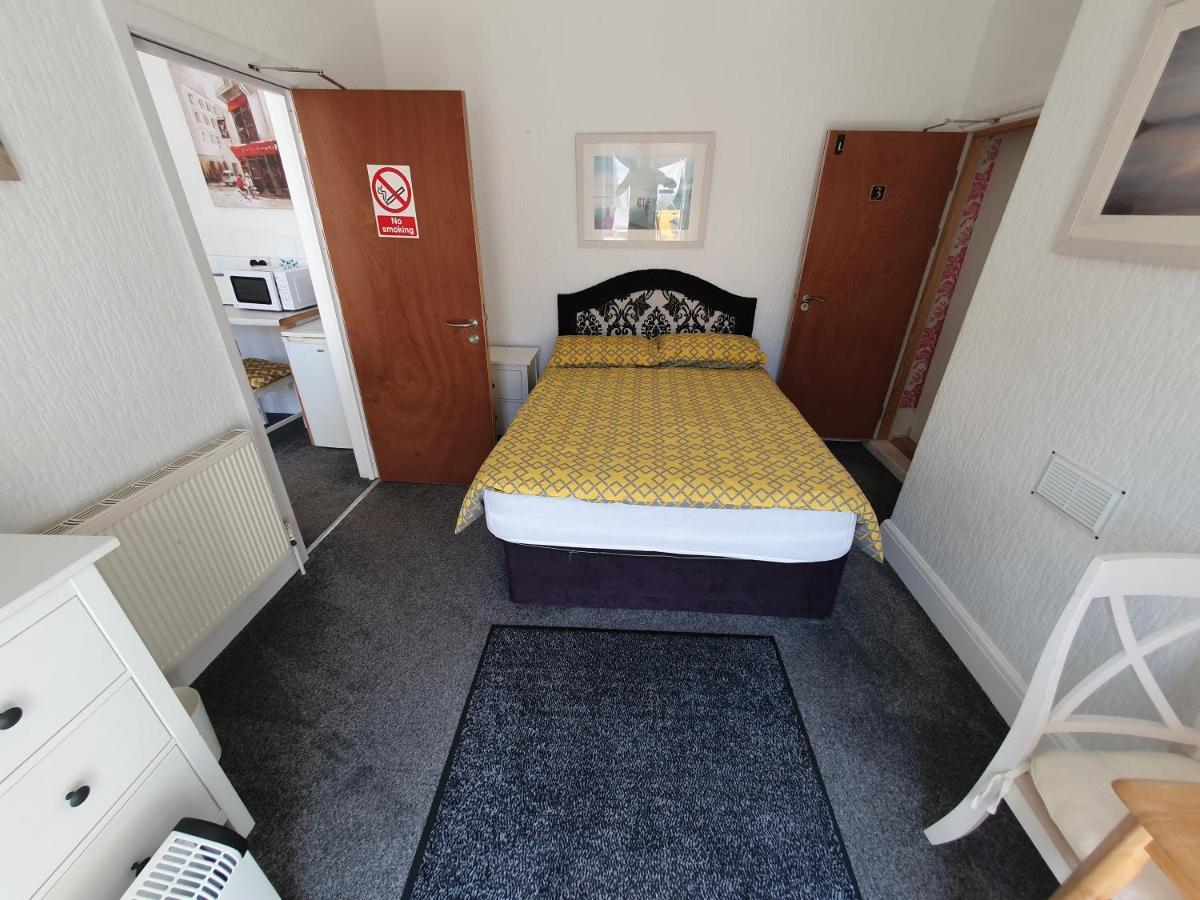 Barbie House ,Opposite The Beach & Paignton Pier , 2 Bedroom Apartment With Private Car Space & Garden , Free Access Next Door To The Stunning Ballet & Make Up School & A Beautiful Ladys Beauty Salon (Adults Only) Экстерьер фото
