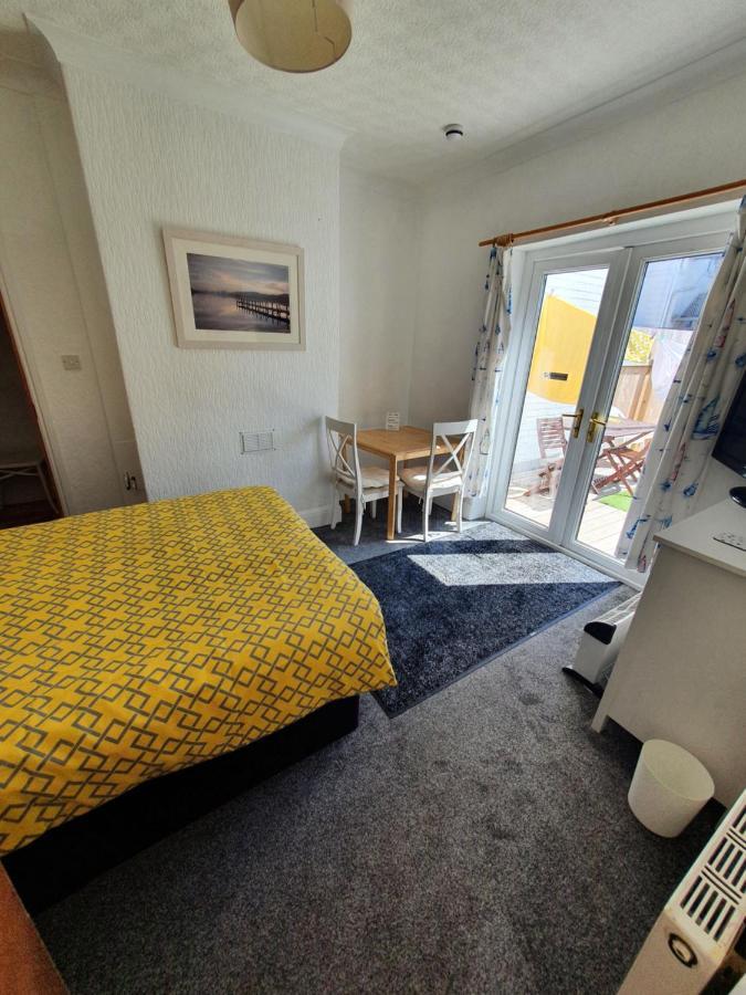 Barbie House ,Opposite The Beach & Paignton Pier , 2 Bedroom Apartment With Private Car Space & Garden , Free Access Next Door To The Stunning Ballet & Make Up School & A Beautiful Ladys Beauty Salon (Adults Only) Экстерьер фото